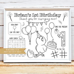 Puede incluir: Hoja de actividades de fiesta imprimible en blanco y negro para un primer cumpleaños. La hoja presenta un pollito, globos, un pastel, un número uno y juegos como el tic-tac-toe, la búsqueda de palabras y encontrar el regalo. El texto en la hoja dice "Briam's 1st Birthday" y "Thank you for scurrying over!"