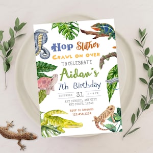 Könnte beinhalten: Eine Geburtstagseinladung mit Aquarellillustrationen von Reptilien und tropischen Blättern. Die Einladung lautet "Hop Slither Crawl on Over to Celebrate Aidan's 7th Birthday" mit Datum, Uhrzeit und RSVP-Informationen.