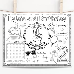 Może przedstawiać: Czarno-biała karta aktywności na drugie urodziny. Zawiera ciasto, wyszukiwanie słów, kółko i krzyżyk oraz labirynt. Tekst brzmi "Lyla's 2nd Birthday" i "Two Cute Two Adorable". Zawiera zabawne aktywności.