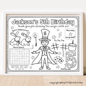 Peut inclure: Feuille d'activités d'anniversaire imprimable en noir et blanc pour un enfant de 5 ans. La feuille représente un magicien avec un chapeau haut de forme, des lapins, une baguette magique, une recherche de mots, un jeu de morpion, un labyrinthe et un gâteau. Le texte sur la feuille dit "Jackson's 5th Birthday" et "Thank you for sharing the magic with us!"