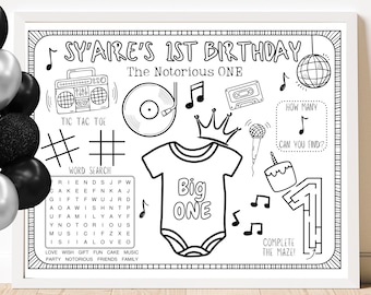 Puede incluir: Hoja de actividades imprimible en blanco y negro para una fiesta de primer cumpleaños. La hoja incluye una búsqueda de palabras, un laberinto, un juego de tres en raya y un juego de contar objetos. La hoja también incluye un pastel de cumpleaños, una corona, un micrófono, un tocadiscos, una cinta de casete y un body de bebé con el texto "Big One".