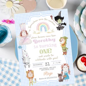 Pode incluir: Um convite em xadrez azul e branco para uma festa de primeiro aniversário com o tema O Mágico de Oz. O convite apresenta um arco-íris, uma nuvem e personagens do filme, incluindo Dorothy, a Bruxa Má do Oeste, o Homem de Lata, o Leão Covarde e o Espantalho. O texto do convite diz: "Somewhere over the rainbow where dreams come true Dorothy is turning ONE and wants to celebrate with you! December 31, 2-4 PM, ANY STREET, ANY CITY, ANY STATE, 12345, Rsyp, Annie at 123.123.1111."