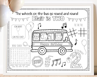 Op de afbeelding: Een zwart-witte printbare activiteitenblad voor een tweede verjaardagsparty. Het blad toont een bus met dieren, een woordzoeker, een tic-tac-toe spel, een doolhof en de woorden "De wielen van de bus gaan rond en rond Blair is TWEE Gefeliciteerd met je verjaardag".