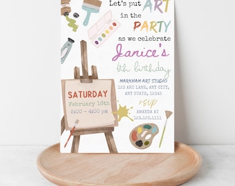 Puede incluir: Una invitación colorida para una fiesta con temática de arte. La invitación presenta una paleta de pintura, pinceles y un caballete con el texto "Let's put ART in the PARTY as we celebrate Janice's 6th birthday". La invitación también incluye la fecha, la hora y la ubicación de la fiesta.