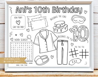 Pode incluir: Uma folha de atividades imprimível em preto e branco para uma festa do pijama de aniversário de 10 anos. A folha inclui uma busca de palavras, um jogo da velha, um labirinto e um jogo de "quantos corações você consegue encontrar?" A folha também apresenta ilustrações de pijamas, pantufas, um bolo e uma máscara para dormir.