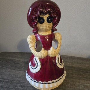 Portautensili da cucina in ceramica, design bambola di iuta, signora con cappello rosso, vestito