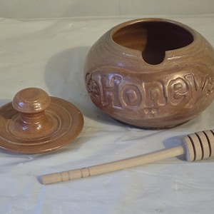 Vintage honingpot aardewerk pot met deksel en lepelsteel, bij geëtst op zijkant