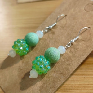 Orecchini con perle di vetro verde testurizzato e perle di vetro bianco