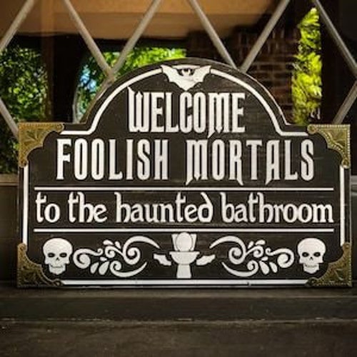 Plaque de salle de bain inspirée d'un manoir hanté, bois massif, « Welcome Foolish Mortals », bois massif de qualité et peinture, fabriquée à la main aux États-Unis