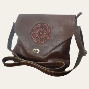 Marokkanische Ledertasche, Berber Tasche, Frauen Ledertasche, Schultertasche, Ledertasche traditionelle marokkanische Muster Ledertasche mit geschnitzten Details