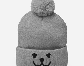 Gorro con pompones bordado con oso sonriente divertido