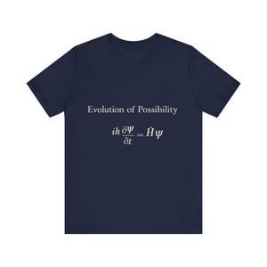 Könnte beinhalten: Marineblaues T-Shirt mit dem Text "Evolution of Possibility" und einer mathematischen Gleichung in Weiß. Das Shirt hat einen Rundhalsausschnitt und kurze Ärmel.