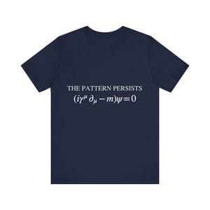 Könnte beinhalten: Marineblaues T-Shirt mit dem weißen Text "THE PATTERN PERSISTS" und einer mathematischen Gleichung. Das Shirt hat einen Rundhalsausschnitt und kurze Ärmel.