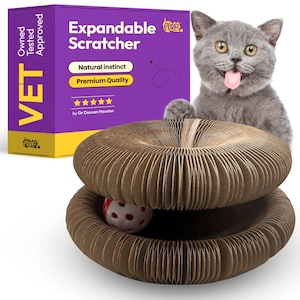Könnte beinhalten: Ein brauner, erweiterbarer Katzenscratzer mit einem rot-weißen Ball im Inneren. Eine graue Katze befindet sich neben dem Kratzer. Auf der Box steht "Erweiterbarer Kratzer", "Natürlicher Instinkt" und "Premium Qualität".