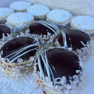 Cornstarch Alfajores with dulce de leche