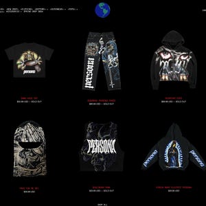 K&ouml;nnte beinhalten: Eine Kollektion von Kleidungsst&uuml;cken mit einem dunklen, gotischen Look. Die Artikel umfassen ein schwarzes T-Shirt mit einem Totenkopf-Motiv, eine schwarze Hose mit einem Totenkopf- und Knochenkreuz-Design, einen schwarzen Hoodie mit einem Totenkopf- und Augen-Motiv, eine schwarze Sturmhaube mit einem Totenkopf-Motiv, ein schwarzes Tanktop mit einem Totenkopf-Motiv und einen schwarzen Hoodie mit einem religi&ouml;sen Figuren-Motiv. Der Text "persona" erscheint auf mehreren der Artikel.