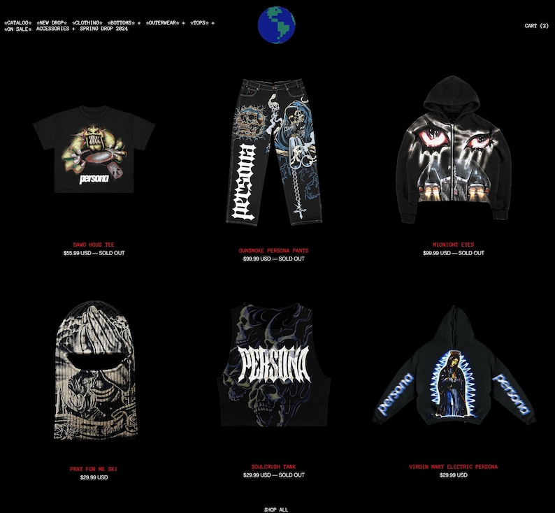 K&ouml;nnte beinhalten: Eine Kollektion von Kleidungsst&uuml;cken mit einem dunklen, gotischen Look. Die Artikel umfassen ein schwarzes T-Shirt mit einem Totenkopf-Motiv, eine schwarze Hose mit einem Totenkopf- und Knochenkreuz-Design, einen schwarzen Hoodie mit einem Totenkopf- und Augen-Motiv, eine schwarze Sturmhaube mit einem Totenkopf-Motiv, ein schwarzes Tanktop mit einem Totenkopf-Motiv und einen schwarzen Hoodie mit einem religi&ouml;sen Figuren-Motiv. Der Text "persona" erscheint auf mehreren der Artikel.