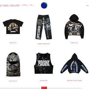 K&ouml;nnte beinhalten: Eine Kollektion von Kleidungsst&uuml;cken mit einer dunklen und gotischen &Auml;sthetik. Die Artikel umfassen ein schwarzes T-Shirt mit einem Totenkopf-Motiv, eine schwarze Hose mit einem Totenkopf- und Ketten-Motiv, einen schwarzen Hoodie mit einem Totenkopf- und Augen-Motiv, eine schwarze Skimaske mit einem Totenkopf-Motiv, ein schwarzes Tanktop mit einem Totenkopf-Motiv und einen schwarzen Hoodie mit einem religi&ouml;sen Figuren-Motiv.