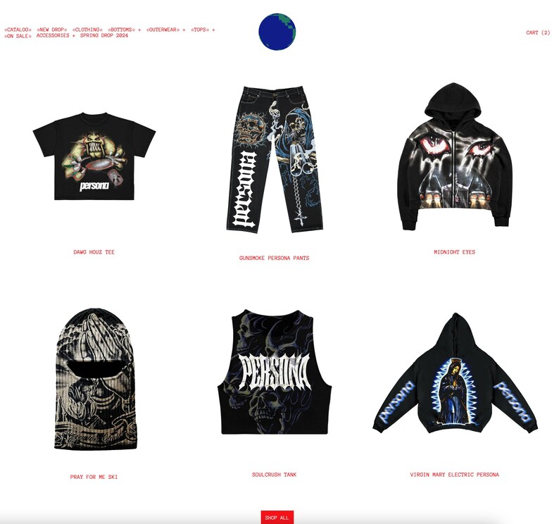 K&ouml;nnte beinhalten: Eine Kollektion von Kleidungsst&uuml;cken mit einer dunklen und gotischen &Auml;sthetik. Die Artikel umfassen ein schwarzes T-Shirt mit einem Totenkopf-Motiv, eine schwarze Hose mit einem Totenkopf- und Ketten-Motiv, einen schwarzen Hoodie mit einem Totenkopf- und Augen-Motiv, eine schwarze Skimaske mit einem Totenkopf-Motiv, ein schwarzes Tanktop mit einem Totenkopf-Motiv und einen schwarzen Hoodie mit einem religi&ouml;sen Figuren-Motiv.