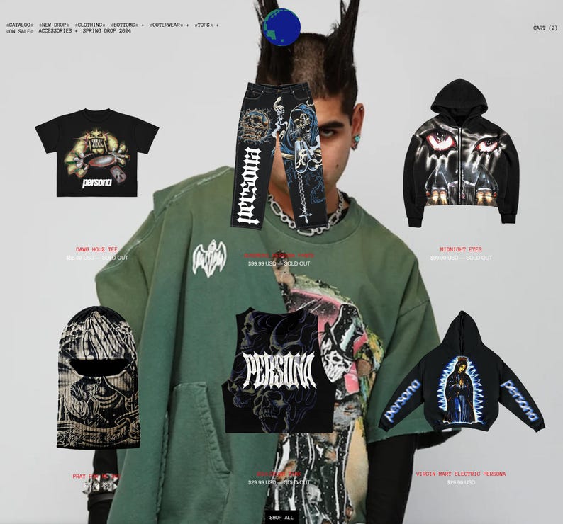 K&ouml;nnte beinhalten: Eine Sammlung von Kleidungsst&uuml;cken mit einem grafischen Design mit einem Totenkopf und dem Wort "persona". Die Artikel umfassen ein schwarzes T-Shirt, ein schwarzes Tanktop, einen schwarzen Hoodie, eine blaue Jeans und einen schwarzen Kapuzenpullover. Die Artikel befinden sich alle auf einem gr&uuml;nen Hintergrund.