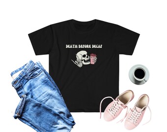 Döden före koffeinfri t-shirt, kaffeälskare-tröja, kaffecitat-tröja, rolig kaffe-tröja, kaffedrickare-tröja, unisex mjuk t-shirt