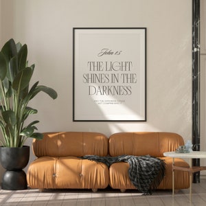 Johannes 1:5, schriftmuurkunst, bijbelvers, minimalistische stijl, digitale download, afdrukbare kunst, kerstcadeau voor haar