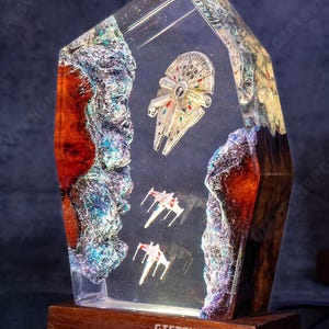 Veilleuse galaxie spatiale en résine - Lampe d'astronaute faite main, cadeau unique pour lui, figurine de guerre des étoiles
