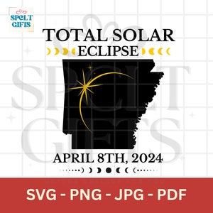 Könnte beinhalten: Ein schwarzes und goldenes Design für die totale Sonnenfinsternis mit dem Bundesstaat Arkansas. Das Design enthält den Text "TOTAL SOLAR ECLIPSE" und "APRIL 8TH, 2024". Das Design enthält auch die Dateitypen: SVG, PNG, JPG und PDF.