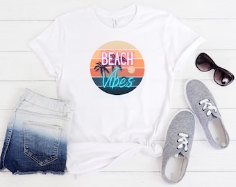 Beach Vibes Frauen T-Shirt; Sommer Feels T-Shirt, 80s Retro Tee, Palmen, Sonnenuntergang T-Shirt, Tshirt Geschenk, Grafik Shirt, Positive Sprüche