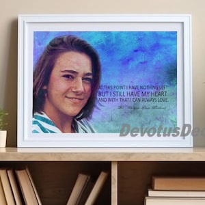 Könnte beinhalten: Ein gerahmter Druck einer Frau vor einem blauen und violetten Aquarellhintergrund. Das Zitat "AT THIS POINT I HAVE NOTHING LEFT BUT I STILL HAVE MY HEART AND WITH THAT I CAN ALWAYS LOVE." ist unter dem Bild gedruckt. Die Unterschrift "BB" befindet sich unter dem Zitat.