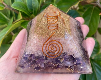 Orgonietpiramide: rozenkwarts en amethistkristallen, met koper gewikkelde kwartsgenerator, gouden vlokken en betekeniskaart