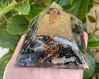 Orgonit Pyramide - Schwarzer Turmalin und Selenit Kristalle, Kupfer Wrapped Quartz Generator, Gold Flakes & Bedeutungskarte