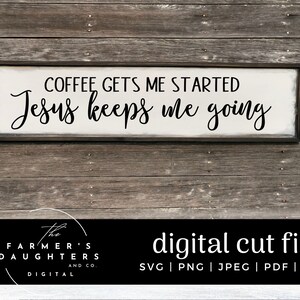 Puede incluir: Un letrero blanco con texto negro que dice "Coffee gets me started Jesus keeps me going". El letrero está enmarcado en negro y está colgado en una pared de madera.