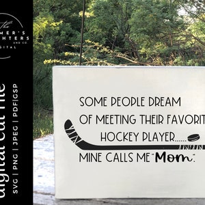 Algunas personas sueñan con conocer a su jugador de hockey favorito: el mío me llama mamá SVG hockey SVG, familia de hockey, camiseta de hockey, amante del hockey sobre hielo SVG