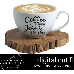 Puede incluir: Taza de café blanca con texto negro que dice "Coffee gets me started Jesus keeps me going". La taza está sobre una posavasos de madera.