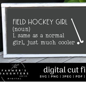 Puede incluir: Un letrero blanco con texto negro que dice "FIELD HOCKEY GIRL (noun) 1. same as a normal girl, just much cooler." Un palo de hockey blanco con una bola está dibujado en el letrero.