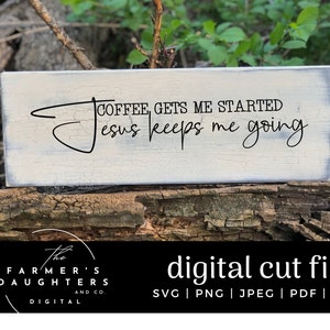 Puede incluir: Un letrero de madera blanco con texto negro que dice "El café me pone en marcha, Jesús me mantiene en movimiento".