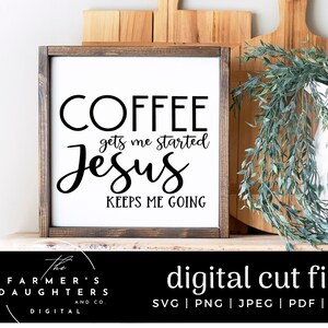 Puede incluir: Un letrero con marco de madera con el texto "COFFEE gets me started Jesus KEEPS ME GOING" en letras negras sobre fondo blanco. El letrero está colocado en un estante de madera con una planta verde en una maceta blanca a la derecha.