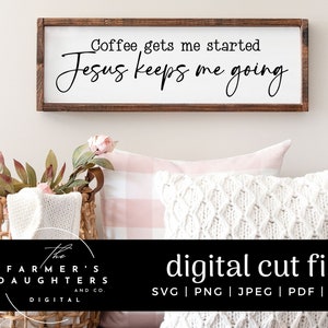 Puede incluir: Un archivo de corte digital para un letrero de madera con el texto "Coffee gets me started Jesus keeps me going". El letrero se muestra en una pared blanca con una almohada a cuadros rosa y blanca y una almohada de punto blanco.