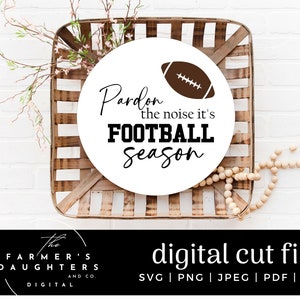 Pardon the Noise It's Football Season SVG, Football Mom SVG, Fußball SVG, laute Fußballfamilie, Fußballleben, Leben auf dem Feld SVG