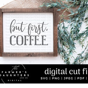 Può includere: Un cartello di legno con il testo "The Farmer's Daughters and Co." ripetuto più volte. Il cartello presenta anche il testo "but first, coffee" in un carattere più grande.