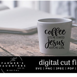 Puede incluir: Una taza de café de cerámica blanca con el texto "coffee gets me started Jesus keeps me going" en escritura negra. La taza está sobre una superficie de madera. La imagen también incluye un archivo de corte digital.