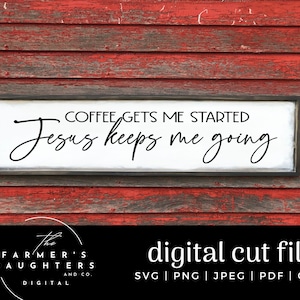 Puede incluir: Un letrero blanco con texto negro que dice "Coffee gets me started, Jesus keeps me going". El letrero está enmarcado en un marco de madera oscura y está colgado en una pared de madera roja.