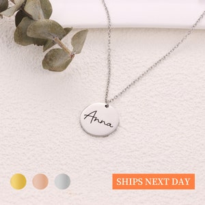Collana con ciondolo con mappa incisa personalizzata / Collane con monete incise con nome personalizzato / Regali di gioielli da donna / Gioielli con piastra stampata con iniziali