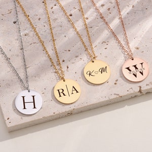 Collar con inicial de disco personalizado, delicado monograma, collar con letra, regalo personalizado, regalo para esposa, regalo para mamá