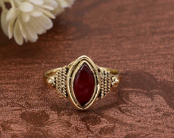 Anillo de oro de 14 quilates con granate rojo natural: una joya artesanal que marca tendencia.