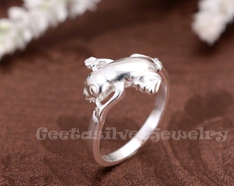 Sterling Silver Frog Ring: Minimalist Animal Jewelry