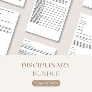 Può includere: Un download digitale di un pacchetto disciplinare per le aziende. Il pacchetto include una procedura disciplinare, un modulo di riconoscimento del dipendente, un piano di miglioramento e un avvertimento scritto. Il testo "Disciplinary Bundle" è visualizzato in un carattere grande nella parte inferiore dell'immagine.
