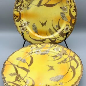 Assiettes antiques jaunes et dorées papillon, marguerite et feuille — Set de 3