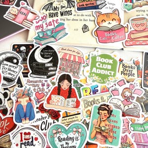 Peut inclure: Une collection d'autocollants en vinyle colorés présentant des illustrations sur le thème des livres et des textes tels que Reading is My Therapy, Book Club Addict, My Books Have Wings et I Speak Fluent Book Quotes, disposés sur une page de livre.